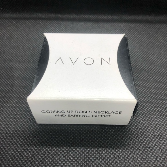 Coming Up Roses" necklace and earring set. - Picture 2 of 7